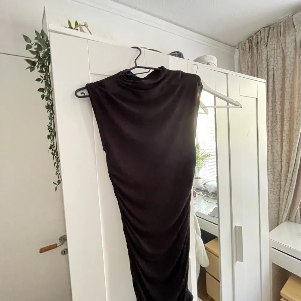 Fin svart klänning med avrunda på sidan. Strl. S. Original pris: 360kr. Använt 1 gång. Hör av dig vid intresse! . Klänningar.