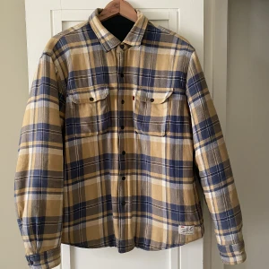 Levis jacka  - Levis jacka. Kan vändas om man vill att den ska vara blå istället. Använd men bra skick. 