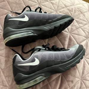 Nike skor i storlek 40