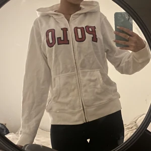 Zipup - Vit zip up/hoodie från Ralph Lauren med Polo text på💘vet tyvärr inte storleken men jag bär oftast strl xs/s i kläder och denna tröjan passar mig🥰