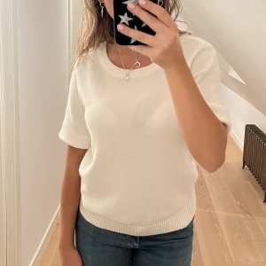 Stickad t-shirt - En vit stickad kortärmad tröja från vila! Superskön och mysig till hösten! Köpt second hand på stadsmissionen!! Behöver tvättas ngn gång men inga defekter 💕