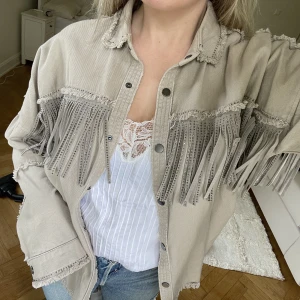 Zara jacka - Sjukt snygg beige jacka från zara med fransar!! Jättefint skick och lite oversized i modellen😀🫶🏻