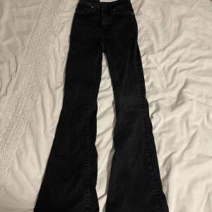 Fräscha denim jeans från Levis, säljer för att dem är för små. Är i storlek Xs men funkar XXs också! Dem är medelhöga u midjan 