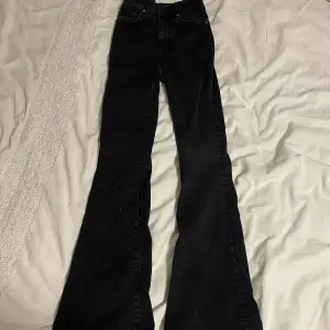 Fräscha denim jeans från Levis, säljer för att dem är för små. Är i storlek Xs men funkar XXs också! Dem är medelhöga u midjan 