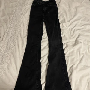 Svarta bootcut jeans - Fräscha denim jeans från Levis, säljer för att dem är för små. Är i storlek Xs men funkar XXs också! Dem är medelhöga u midjan 