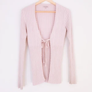 rosa kofta strl m - Babyrosa kofta från Basic by TiMa. Stretchigt tyg. Bilderna där den hänger på galge visar färgen bäst, för det är rätt mörkt där min spegel hänger. 