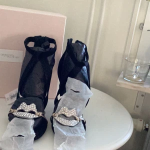 Gambatista valli X HM super coola.. storlek 41 - Gambatista valli X HM svarta högklackade skor..  mycket snygga . Ca 12cm höga. Har aldrig använt dom . Helt nya i kartong 