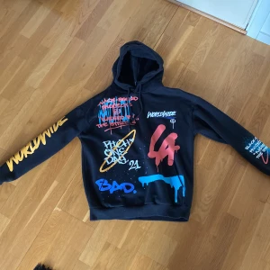 Hoodie - Hoodie med tryck, från New Yorker, säljer den pga att den aldrig kommer till användning, storlek S men passar M ganska bra också
