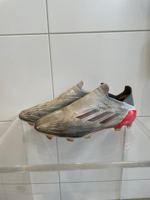 Fotbollsskor  - Adidas x speedflow + Nypris 3000kr  Väldigt använda därför smutsiga, ett litet hål därför billigt pris, dö för mer info