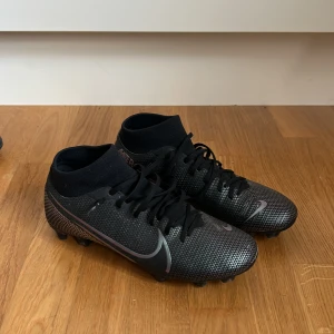 NIKE fotbollsskor  - Heej! Säljer nu mina fotbollsskor då jag lagt ned med fotbollen, det är något slag av Nike zoom men hittar dom inte på nätet, st 40 och använda cirka en halv sesång. Ny pris 1099 mitt pris 300!