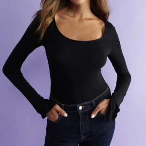 Långärmad tröja - Säljer min långärmade tröja med slits längst ner vid armarna då den inte kommer till användning. Köptes i början av 2023 och är endast använd 1 gång. Hör av er vid frågor❤️