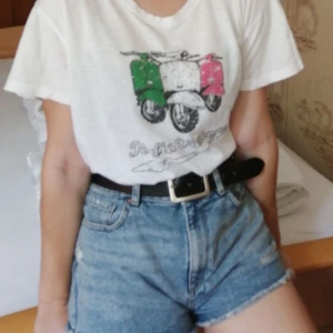 Jeansshorts - High waisted ripped jeansshorts. Färgen syns tydligast i den första bilden. Pris kan diskuteras 🙌