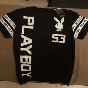 Playboy T-shirt, helt ny aldrig använd.  Säljer för 550kr för den e aldrig använd + att det finns tygpåse och bag till den.  Resellas för cirka 750kr och jag har ingen användning för den.  Storlek M.  Först till kvarn.