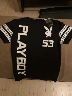 Playboy T-shirt | M - Playboy T-shirt, helt ny aldrig använd.  Säljer för 550kr för den e aldrig använd + att det finns tygpåse och bag till den.  Resellas för cirka 750kr och jag har ingen användning för den.  Storlek M.  Först till kvarn.