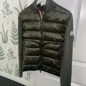 Moncler ”Maglione” Cardigan - Moncler Cardigan Grön Storlek M/2 -passar S/M Sparsamt använd! Perfekt för hösten/våren  ~ NFC Fungerar & Org påse följer med