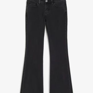 Lågmidjade bootcut jeans!❤️ - Ett par super fina low waist bootcut jeans! Köpta för hm för 250kr men jag har sprättat upp dem så de passar någon mellan 167-170! Använda fåtal gånger🥰Helt slutsålda på hemsidan💕
