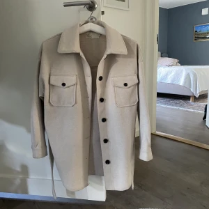 Jacka - Jättefin jacka från Nelly, storlek 32 men är oversize och passar även mig som brukar ha 34/36 🤍lite nopprig 