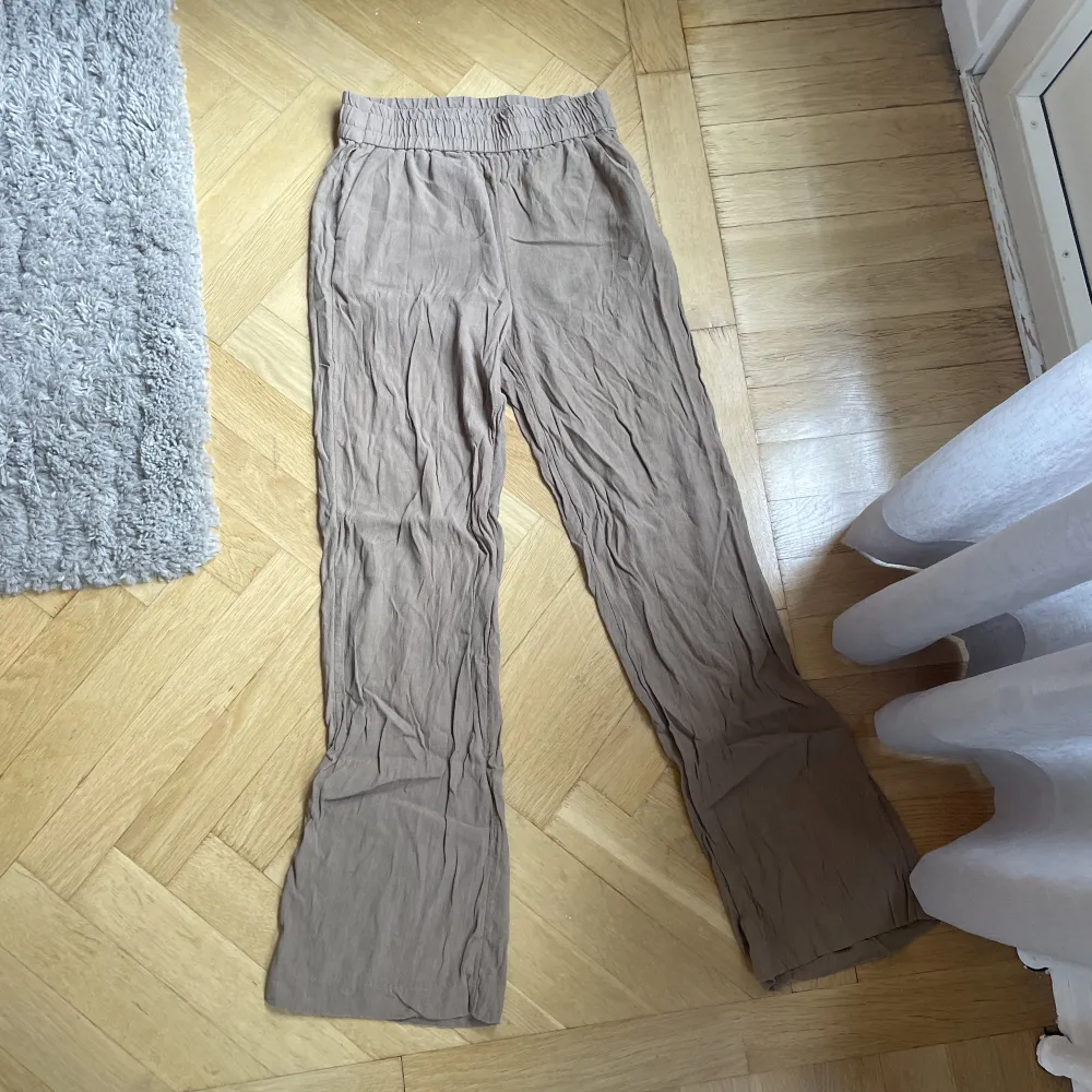 Ljusbruna byxor med resår i midjan i storlek S. Jeans & Byxor.