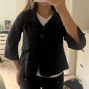 Tunn jacka - Tunn jacka/ ”kavaj” /overshirt med stora knappar från Kappahl. Storlek 42 men passar xs-m🩷