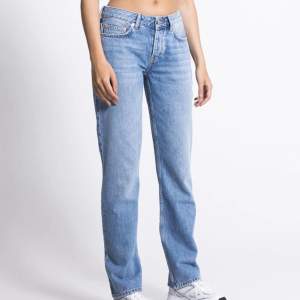 säljer dessa superfina jeans från lager 157 eftersom de är lite för små för mig 💕aldrig använda. nypris: 400kr