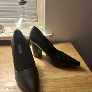 Klackar från Nelly - Storlek 38 Aldrig använda men har haft dem hemma i ett par år :)