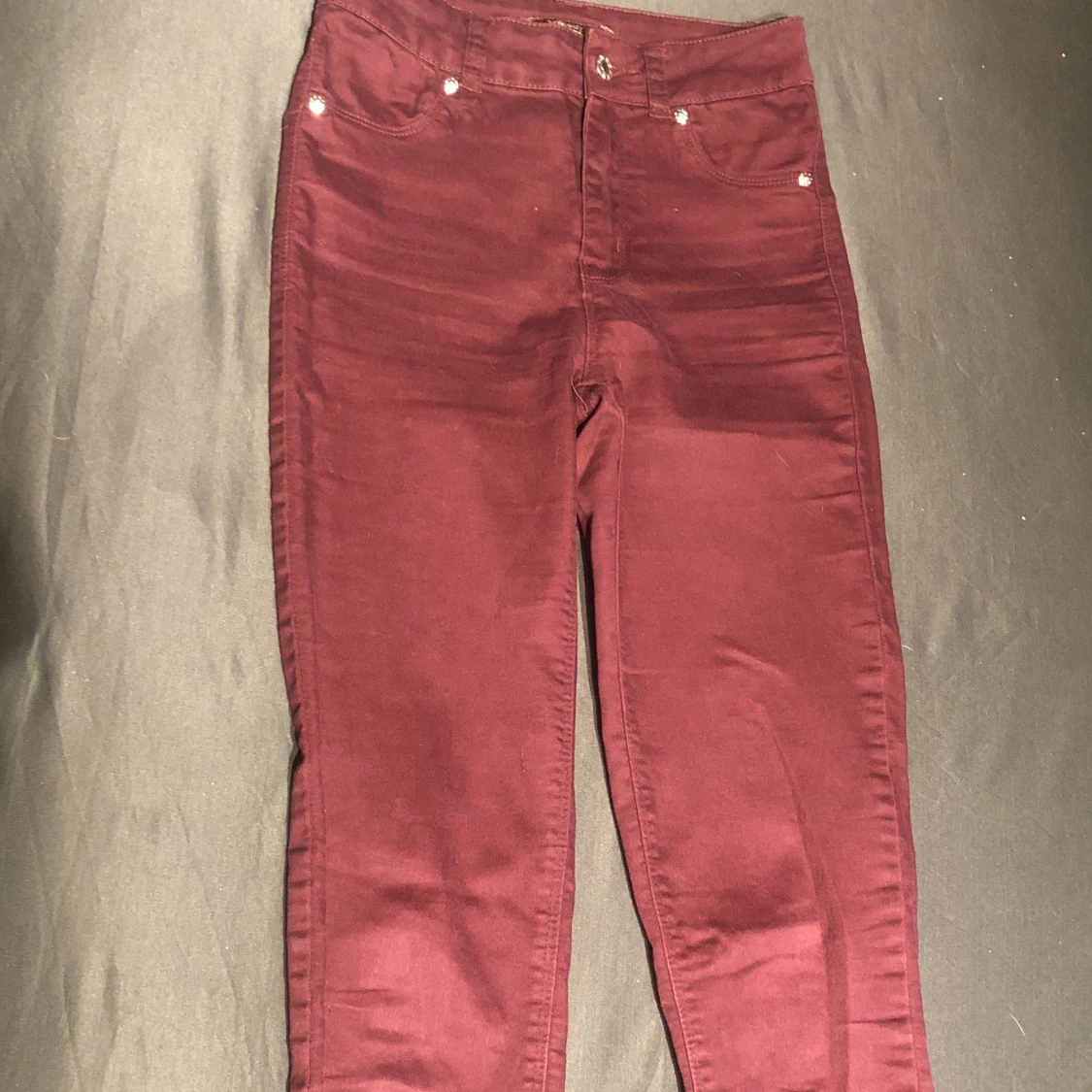 Vinröda skinny jeans byxor.