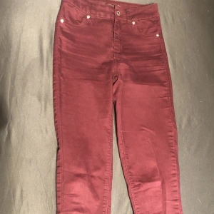 Vinröda skinny jeans byxor. - Jag har inte använd dom jätte mycket dom är i bra kvalite.
