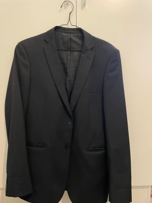 Kavaj Herr - Superfin svart herrkavaj från Dressmann i storlek 52 (Long) Slim fit✨