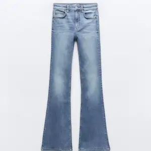 Säljer dessa jeans från zara i strl 38, helt nya aldrig använda  Skriv för fler bilder eller frågor🩵