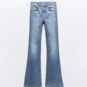 Low waist jeans - Säljer dessa jeans från zara i strl 38, helt nya aldrig använda  Skriv för fler bilder eller frågor🩵