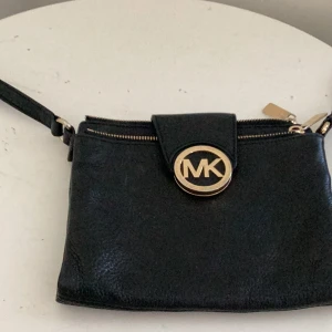Michael kors bästa väska .. har varit älskad - Mycket praktisk . Svart Bästa väskan jag har haft..  har bytt stil och den får gå till nån som kan uppskatta den.. lång rem 