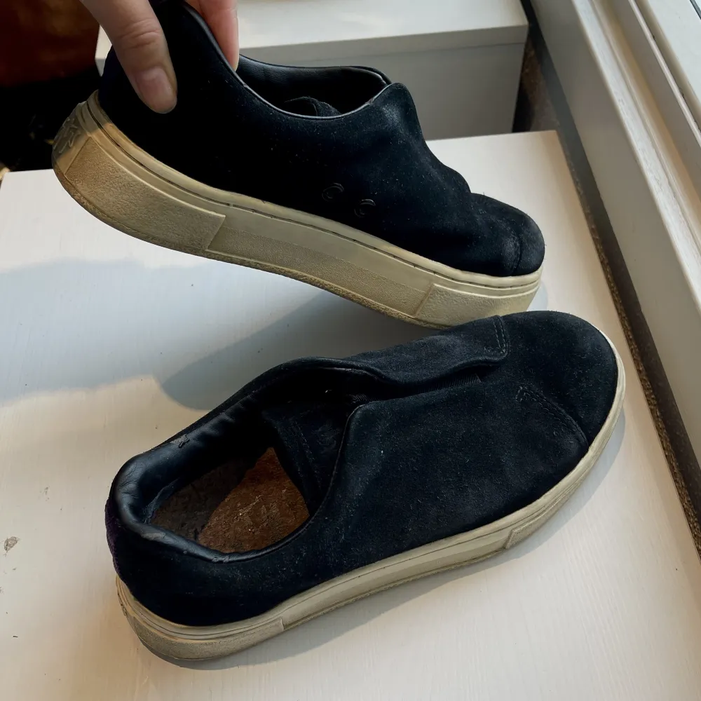 Säljer mina eytys doja skor i svart färg, använda sparsamt med lite slitage på hälen, men märks knappast när skon är på, säljer pga att de är för små!❤️. Skor.