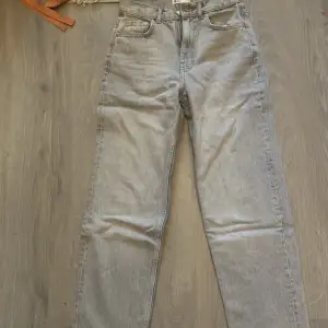 Gina tricot jeans storlek 34 ljusgrå, hög midjade. Petit jeans knappt använda.