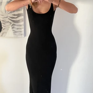 Adsgn klänning - Lång Adsgn klänning. Använd endast 2 gånger. Jag är 175 och den är lagom längd. Passar 32-36 (strethichgt material)