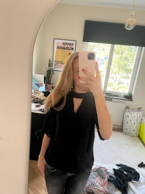 Svart blus/topp  - Svart blus. Den är en omlottblus men fast sydd. Passar storlek Xs-S. Skriv om du har några frågor. 🫶