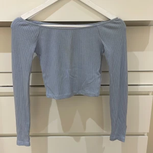 Off shoulder topp - Jättefin babyblå topp från nerhala med guld detaljer 