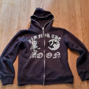 Aim for the moon S - Jätte snygg aim for the moon tröja i storlek Small. Jag är 182 och den sitter lite tight på mig. Söker efter en svart i storlek M.