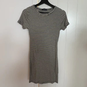 Brandy Melville klänning - Randig klänning från brandy melville. Onesize men väldigt stretchig🧡