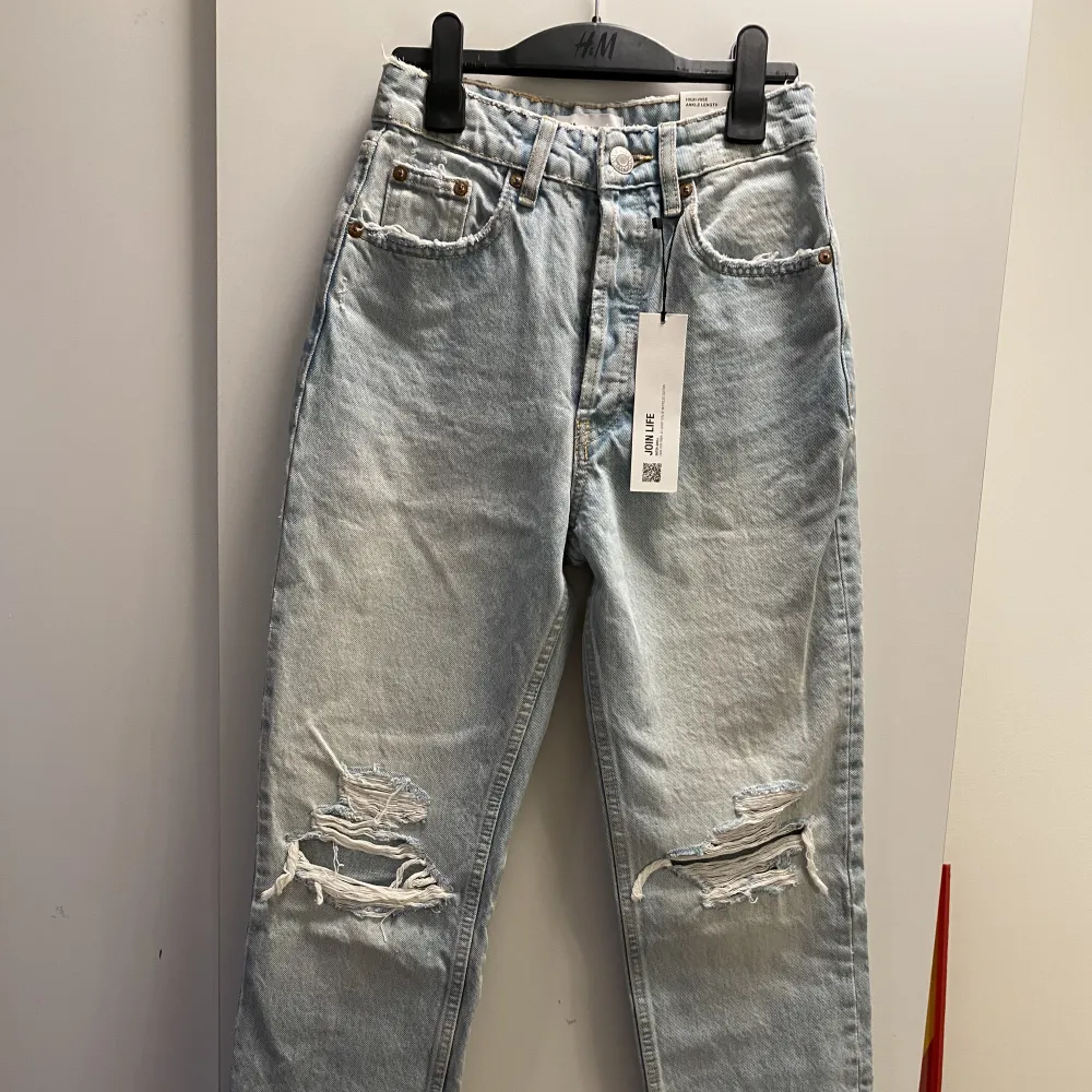 Ljusblå jeans från zara. Helt oanvända med lappen! Köpta på zara i Stockholm i sommras. Nypris 399. Jeans & Byxor.