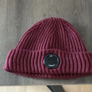 CP Compny mössa vin röd aldrig använd  - Svin bra skick på den ganska liten