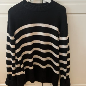 Stickad tröja med ränder! - Super snygg svart stickad tröja med ränder🥰 jätte fin nu till höst och vinter! 