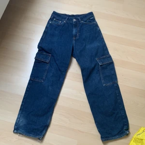 Sweet skate cargos  - Säljer mina blåa sweet skateboarding company byxor. Dom är i bra skick förutom slitage längst ner på byxbenen. Säljer för 350kr men pris går att diskutera. Skriv vid minsta intresse