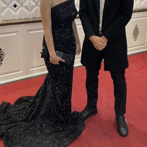 Svart klänning - Storlek xs-m Använd 1 gång Inga skador  1,60 lång men kan även användas för dig som är 1,60-1,68 lång Köpt för 3500 Stretchigt material Pris kan diskuteras