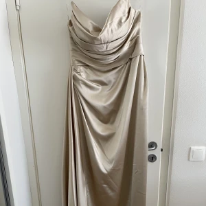 Helt ny klänning  - Helt ny
