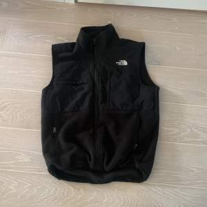 En northface vest med vatten och vindtät. Köpt på northface hemsida, säljer då jag är sugen på något nytt.