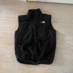 North face vest - En northface vest med vatten och vindtät. Köpt på northface hemsida, säljer då jag är sugen på något nytt.