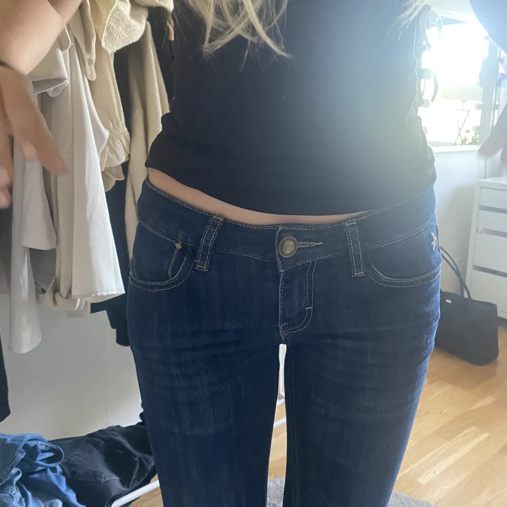 Säljer dessa fina lågmidjade mörkblå jeans. Passar Xs-s är ca 170. Hör av er vid intresse . Jeans & Byxor.