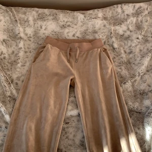 Juicy couture  - Säljer mina helt äkta juicy byxor då dom aldrig kommer till användning💕dom är i nyskick och använda ett fåtal gånger!! Skriv för fler bilder💕