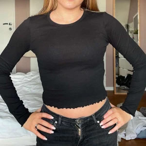 Svart tröja - Jag säljer denna snygga svarta topp med öppen rygg från Gina tricot då den ibte kommer till användning🤍