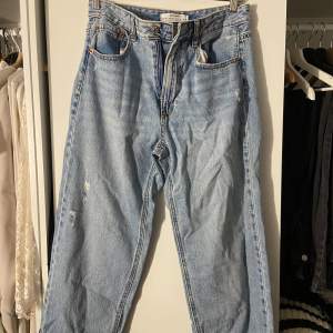 Jeans från stradivarius som är boyfriend modell/ganska raka, strl 38 och helt oanvända! 🥰